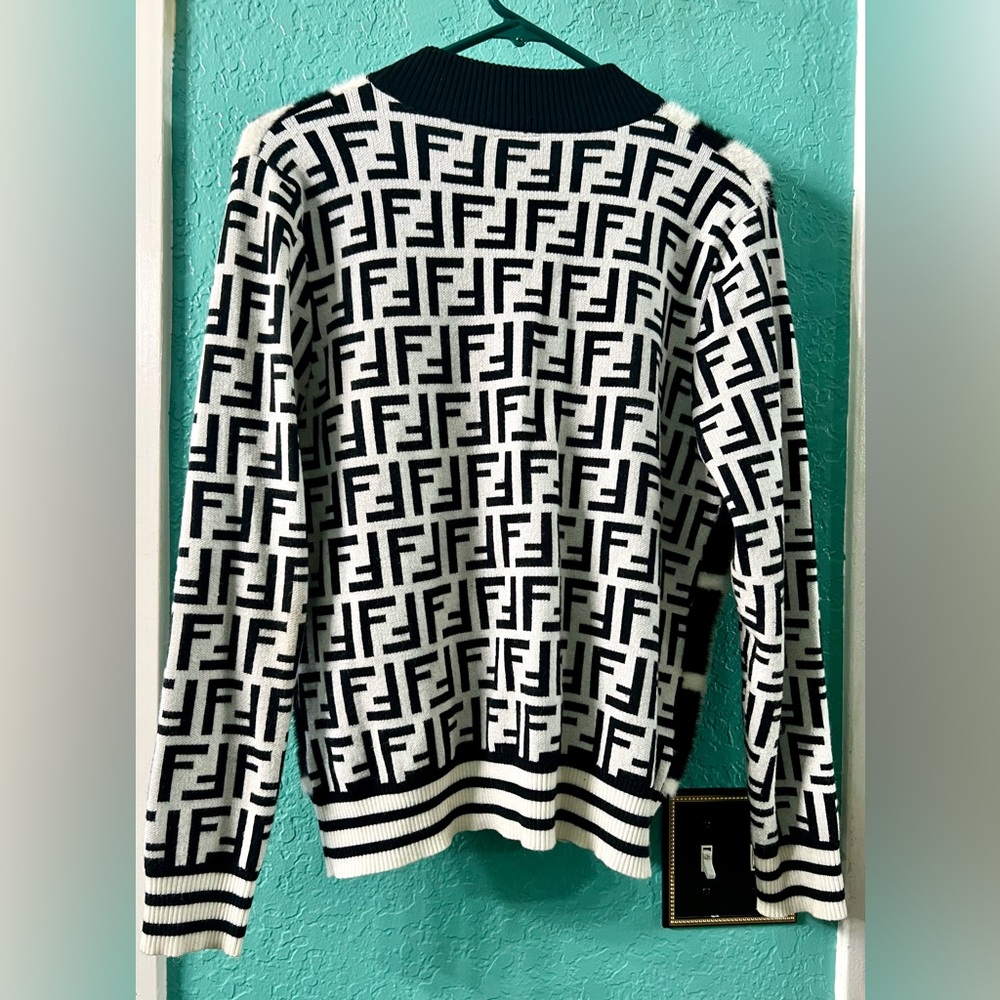 👑✅PRICE FIRM✅ Fabulous White and Black Fashion FF Faux Fur Sweater Jacket - Picture 6 of 17